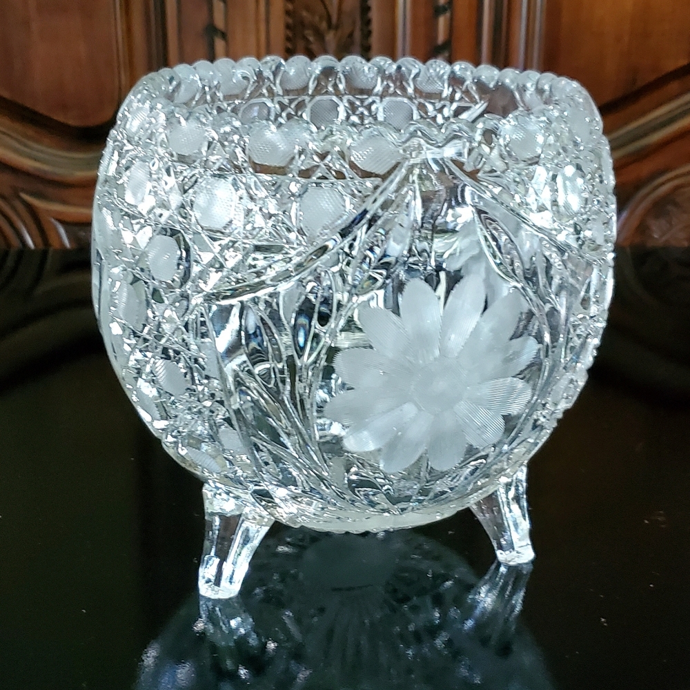 Vntg Crystal 7" Rose Bowl Etched Daisy Panels and Buttons Stunning 😍 ✨️